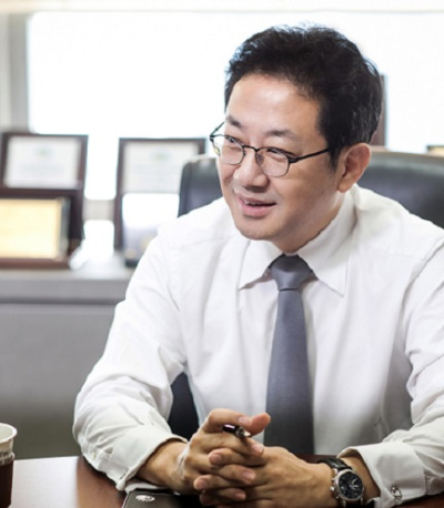 안건준 벤처기업협회장은 지난 12일 기자와 만나 재벌·대기업의 잘 갖춰진 인프라를 활용해 중소·벤처기업과 결합, 상생하는 길을 찾아야 한다고 강조했다.