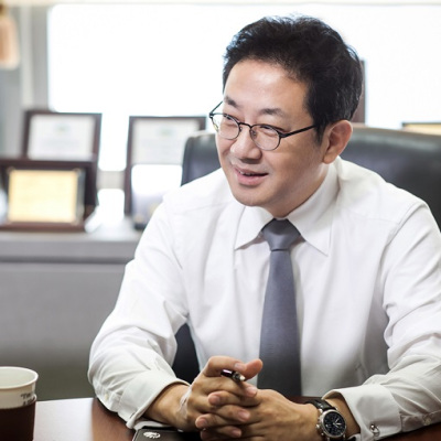 안건준 벤처기업협회장은 지난 12일 기자와 만나 재벌·대기업의 잘 갖춰진 인프라를 활용해 중소·벤처기업과 결합, 상생하는 길을 찾아야 한다고 강조했다.