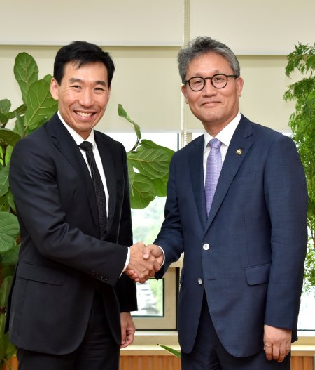김재현 산림청장(좌)과 제임스 최(James CHOI) 주한 호주 대사(우)는 양국 산림협력 논의에 앞서 악수하며 인사를 나누고 있다.