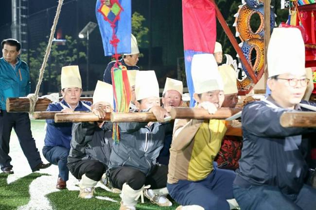 경기도 민속예술제 용인시 대표 상여재현 연습장에서 정찬민 용인시장(왼쪽)이 공백이 생긴 선수 자리를 대신해 상여를 매고있다.
경기도 민속예술제 용인시 대표 상여재현 연습장에서 정찬민 용인시장(왼쪽)이 공백이 생긴 선수 자리를 대신해 상여를 매고있다.