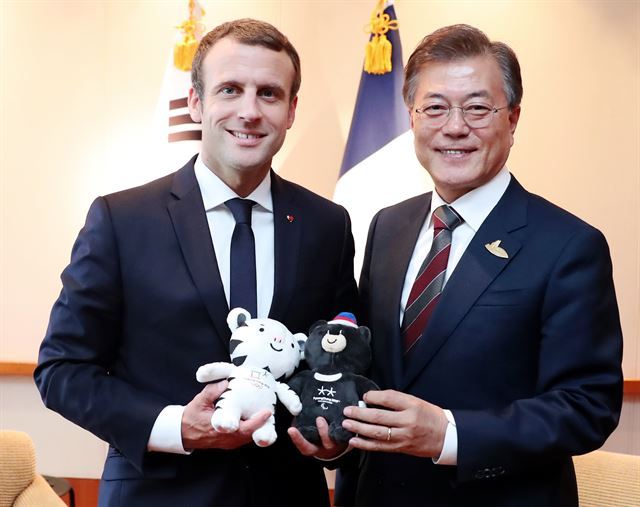 French President Emmanuel Macron and South Korean President Moon Jae-in (Yonhap)