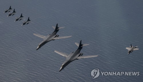 미국 공군의 전략폭격기 B-1B와 F-35B 스텔스 전투기가 지난 18일 한반도에 출격한 모습 (EPA=연합뉴스)