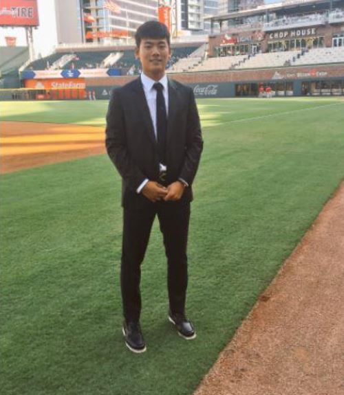 This picture, captured from the Twitter page of the Atlanta Braves on Sept. 24, 2017, shows South Korean high school shortstop Bae Ji-hwan at SunTrust Park in Atlanta, home of the Braves. The National League club announced its signing of Bae earlier in the day. (Yonhap)