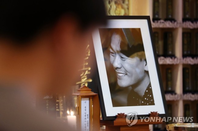 작년 12월 13일 오후 서울 노원구 상계동 청광사에서 열린 1996년 1월 6일 세상을 떠난 고 김광석의 음력 기일(11월15일) 추도식 (사진=연합뉴스)