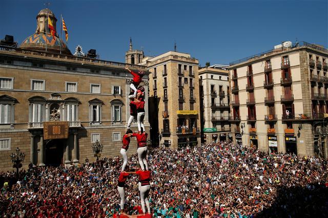 <YONHAP PHOTO-0247> Members of a "castellers" form a human tower or "castell" during the festival of the patron saint of Barcelona "The Virgin of Mercy" at Sant Jaume square in Barcelona, Spain, September 24, 2017. REUTERS/Jon Nazca/2017-09-25 01:19:04/ <저작권자 ⓒ 1980-2017 ㈜연합뉴스. 무단 전재 재배포 금지.>