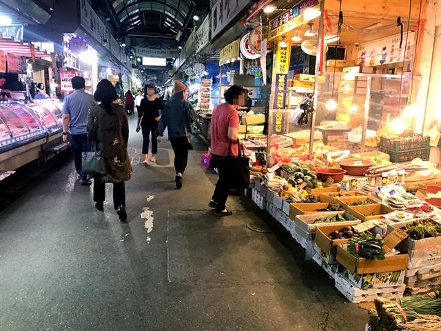 서울 마포구 망원시장 내 풍경. 시장 입구쪽과 간식을 파는 상점에는 손님이 붐비지만 안쪽으로 들어갈수록 썰렁한 분위기가 이어졌다.