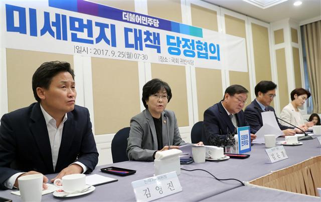김은경(왼쪽 두번째) 환경부 장관이 25일 오전 국회에서 열린 더불어민주당과의 미세먼지 대책 당정협의에서 발언하고 있다. 김 장관은 이 자리에서 “미세먼지 대책을 종전 한중 장관급 회의에서 (다루는 의제에서) 정상급 의제로 격상하고, 더 나아가 동북아 의제로 확대할 예정”이라고 밝혔다.  [연합뉴스]