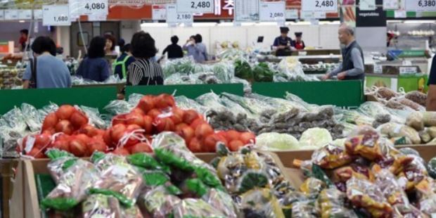 Customers shop at the fresh foods section of a giant supermarket in Seoul on Sept. 20, 2017. Prices of farm products have jumped during the month, up 18.8 percent from increased demand ahead of the Chuseok (harvest moon) holiday in the first week of October. (Yonhap)