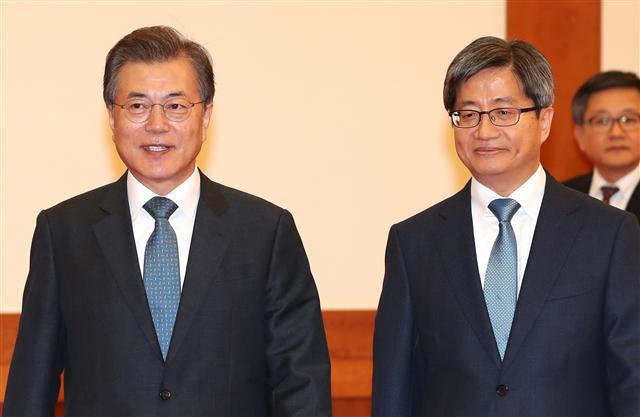 문재인 대통령이 25일 오전 청와대 본관 접견실에서 김명수 대법원장에게 임명장을 수여한 뒤 간담회장으로 이동하고 있다. 	 [연합뉴스]
