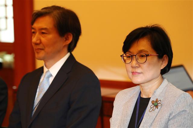 여야가 이번주부터 간사협의를 통해 본격적인 국정감사 증인 채택을 위한 협의에 착수한 가운데, 보수야당은 조국 청와대 민정수석을 비롯한 인사라인을 국감에 불러야 한다고 주장한다. 민정수석이 인사 검증을 소홀히 하면서 부적격 인사들이 청와대에서 국무위원직으로 추천됐다고 보기 때문이다. 조국 민정수석과 조현옥 인사수석이 25일 오전 청와대 본관에서 열린 김명수 대법원장 임명장 수여식에 참석해 자리하고 있다.  [연합뉴스]