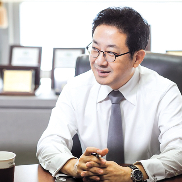 안건준 벤처기업협회장은 지난 12일 기자와 만나 재벌·대기업의 잘 갖춰진 인프라를 활용해 중소·벤처기업과 결합, 상생하는 길을 찾아야 한다고 강조했다.