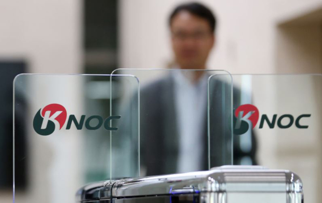 An employee enters a security gate at the head office of the Korea National Oil Corp. in Ulsan on Tuesday. (Yonhap)