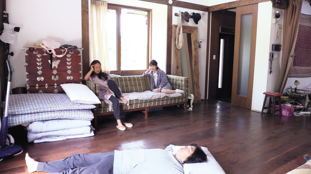 JTBC ‘효리네 민박’은 예상외의 성공을 거두며 24일 종영했다. 윤신혜 작가는 “ ‘효리네 민박’을 보면서 안정감을 느끼고 편안한 시간을 보내면 그것 역시 또 하나의 재미라 생각했다. 재미의 의미가 점점 다각화되는 것 같고, 그 안에서 프로그램이 점점 달라지는 것 같다”고 말했다.