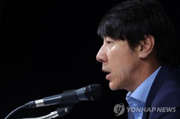 South Korean men's national football head coach Shin Tae-yong announces his 23-man roster for upcoming friendly matches during a press conference at the Korea Football Association headquarters in Seoul on Sept. 25, 2017. (Yonhap)