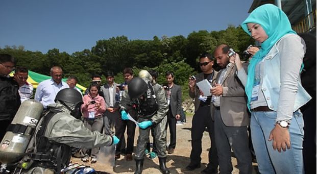 This file photo shows foreign delegates taking a class during a 2013 anti-chemical weapon training session offered by South Korea's CBR Defense Command. (Yonhap)