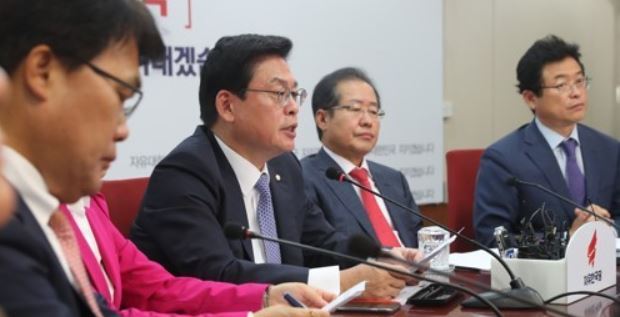 Chung Woo-taik (2nd from L), the floor leader of the main opposition Liberty Korea Party, speaks during a party meeting at the National Assembly in Seoul on Sept. 25, 2017. (Yonhap)