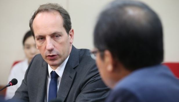 French Ambassador to South Korea Fabien Penone (L) speaks with Hong Joon-pyo, the leader of the main opposition Liberty Korea Party, at the party's headquarters in Seoul in this photo provided by the party on Sept. 25, 2017. (Yonhap)