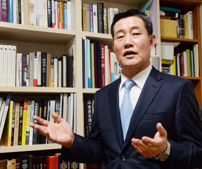 　Shin Won-shik, a retired army three-star general who served as a top operational strategist at South Korea’s Joint Chiefs of Staff, poses during an interview with The Korea Herald.  Park Hyun-koo/The Korea Herald