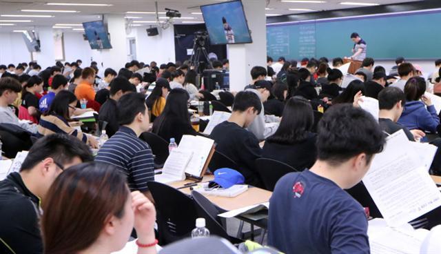 서울 노량진의 한 학원에서 공부를 하고 있는 수험생들.  [연합뉴스]