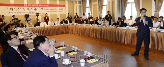 김동연 경제 부총리가 26일오전 서울 여의도 국회 본청 귀빈식당에서 열린 미래성장 경제정책 포럼 조찬 세미나에서 강연을 하고 있다. [사진=박해묵 기자/mook@heraldcorp.com]