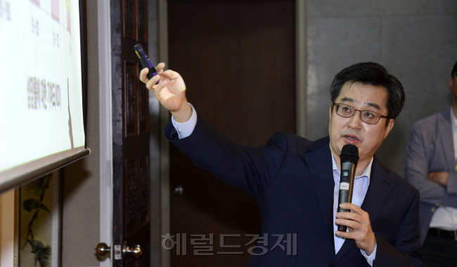 김동연 경제 부총리가 26일오전 서울 여의도 국회 본청 귀빈식당에서 열린 미래성장 경제정책 포럼 조찬 세미나에서 강연을 하고 있다. [사진=박해묵 기자/mook@heraldcorp.com]