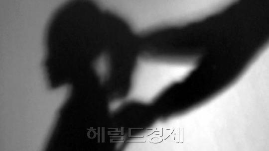 수년간 초등학생 10대 친딸을 때리고 성폭행한 40대 아버지가 경찰에 붙잡혔다. [사진=헤럴드경제DB]