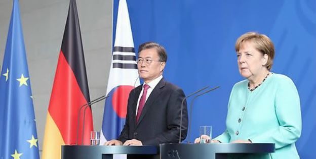This file photo, taken July 6, 2017, shows South Korean President Moon Jae-in (L) and German Chancellor Angela Merkel holding a joint press conference following their bilateral summit in Berlin. (Yonhap)