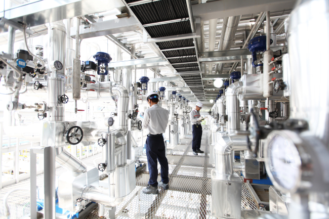 A worker monitors a rechargeable battery production line at SK Innovation’s plant in Seosan Auto Valley in South Chungcheong Province. (SK Innovation)