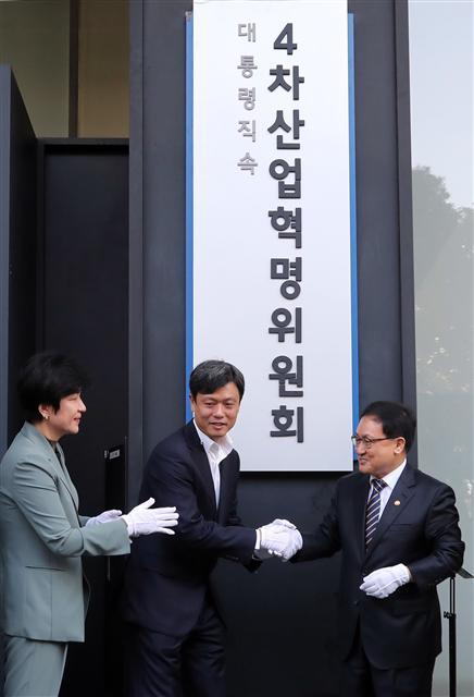 <YONHAP PHOTO-2075> 4차산업혁명위원회 공식 출범 (서울=연합뉴스) 이정훈 기자 = 장병규 4차산업혁명위원장(왼쪽 두번째)이 26일 오전 서울 광화문 KT빌딩에서 현판식을 마친 뒤 김영주 고용노동부 장관(왼쪽), 유영민 과학기술정보통신부 장관과 악수하고 있다. 2017.9.26 uwg806@yna.co.kr/2017-09-26 09:47:04/ <저작권자 ⓒ 1980-2017 ㈜연합뉴스. 무단 전재 재배포 금지.>