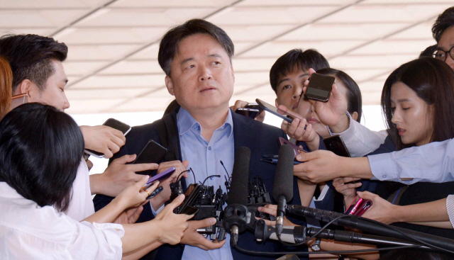 ‘카메라 앞에선 PD.’ 이명박 정권 당시 국정원 블랙리스트 피해와 관련 26일 검찰의 참고인 소환을 받은 전 MBC PD 최승호씨가 중앙지검에 출두하고 있다. 최 전 PD는 ‘PD수첩’을 제작하다 경영진의 압력으로 해고됐다.  정희조 기자/checho@heraldcorp.com