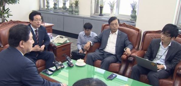 The lawmakers of the parliament's intelligence committee give a briefing to the press at the National Assembly in Seoul in this photo provided by Yonhap News TV on Sept. 26, 2017. (Yonhap)