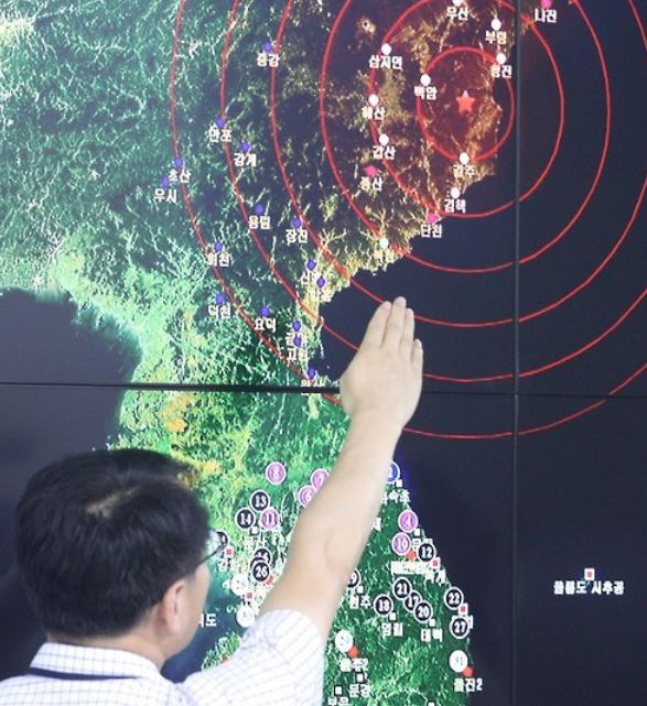 An official points to North Korea's northeastern county of Kilju, where the communist country conducted a fifth nuclear test, at the Korea Meteorological Agency in Seoul on Sept. 9, 2016. (Yonhap)