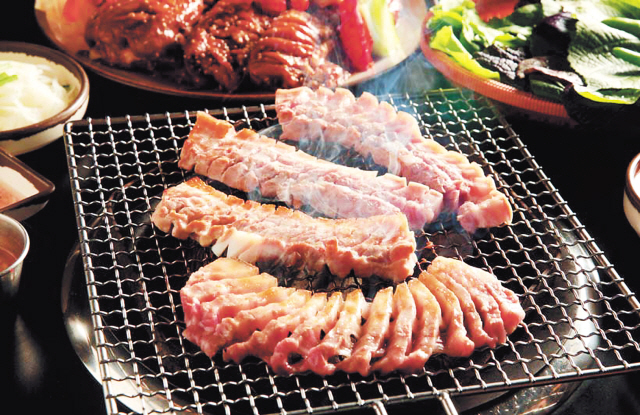 코릿 제주 톱30 맛집에 오른 제주 흑돈가의 흑돼지생구이. 참숯에 구워 육즙이 그대로 살아있다(왼쪽).  뽀얀 국물과 굵은 면이 특징인 제주의 고기국수.