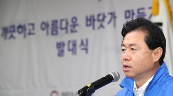 Kim Young-choon, Minister of Oceans and Fisheries, speaks at a beach clean-up event held in the administrative city of Sejong on Sept. 22, 2017. (Yonhap)