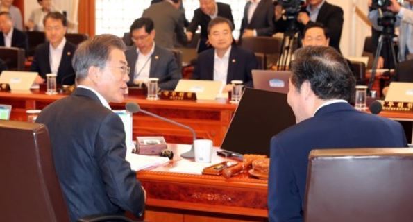 President Moon Jae-in (L) speaks with Prime Minister Lee Nak-yon during a cabinet meeting held in the presidential office Cheong Wa Dae on Sept. 26, 2017. (Yonhap)