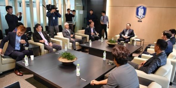 Members of the Korea Football Association technical committee attend a meeting at the KFA House in Seoul on Sept. 26, 2017. (Yonhap)