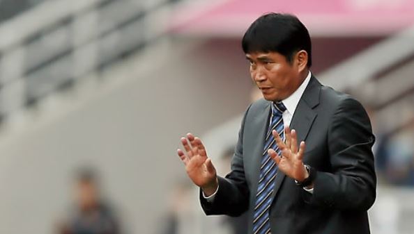 In this file photo taken April 13, 2014, Kim Bong-gil, then head coach of Incheon United, directs his players during their K League Classic match against Suwon Samsung Bluewings at Incheon Football Stadium in Incheon. (Yonhap)