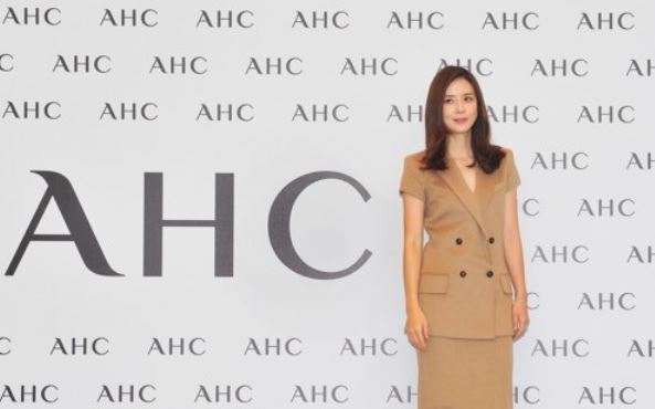 In this photo provided by AHC, cosmetics brand under Carver Korea, South Korean actress Lee Bo-young poses for a photo in front of a photo wall in Seoul on Sept. 5, 2017. (Yonhap)