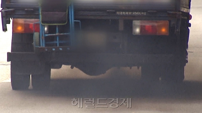 노후 경유차가 배출가스를 내뿜고 있다. [사진=헤럴드경제DB]