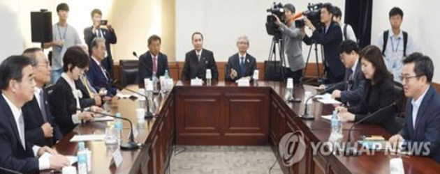 South Korean finance minister Kim Dong-yeon (R) holds a meeting with Mikio Sasaki (L), the chief of the Japan-Korea Economic Association, at Lotte Hotel in Seoul on Sept. 26, 2016, in this photo provided by the Ministry of Finance and Strategy. (Yonhap)