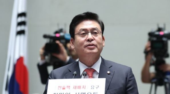 Chung Woo-taik, the floor leader of the main opposition Liberty Korea Party, speaks during a party meeting at the National Assembly in Seoul on Sept. 26, 2017. (Yonhap)