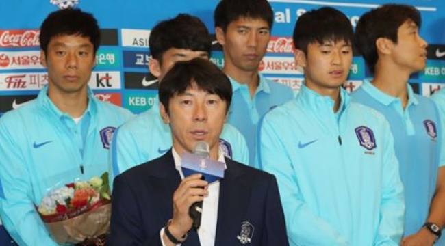 In this file photo taken on Sept. 7, 2017, South Korea men's national football team head coach Shin Tae-yong speaks at Incheon International Airport after his team returned home from Tashkent. (Yonhap)