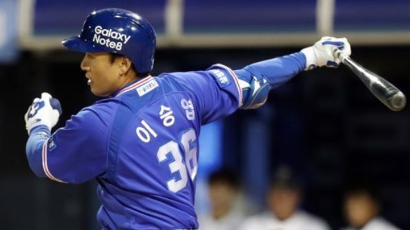 In this file photo taken on Sept. 15, 2017, Lee Seung-yuop of the Samsung Lions takes a swing in a Korea Baseball Organization game against the NC Dinos at Masan Stadium in Changwon, South Gyeongsang Province. (Yonhap)