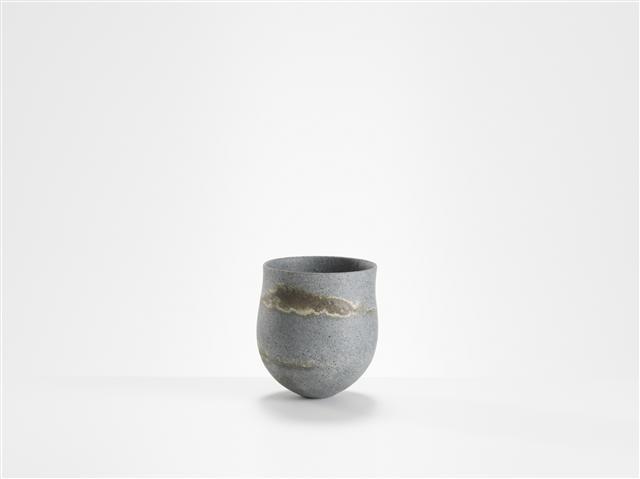 Jennifer Lee, Graphite specked blue, olive rim and base, flashed haloed traces, 15.8×22.1 cm, hand-built, coloured stoneware, 2017.
[사진제공=갤러리LVS]