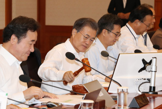 <YONHAP PHOTO-2186> 문 대통령, 국무회의 주재 (서울=연합뉴스) 배재만 기자 = 문재인 대통령이 26일 오전 청와대에서 열린 국무회의를 주재하고 있다. 2017.9.26 scoop@yna.co.kr/2017-09-26 10:12:19/ <저작권자 ⓒ 1980-2017 ㈜연합뉴스. 무단 전재 재배포 금지.>
<YONHAP PHOTO-2186> 문 대통령, 국무회의 주재 (서울=연합뉴스) 배재만 기자 = 문재인 대통령이 26일 오전 청와대에서 열린 국무회의를 주재하고 있다. 2017.9.26 scoop@yna.co.kr/2017-09-26 10:12:19/ <저작권자 ⓒ 1980-2017 ㈜연합뉴스. 무단 전재 재배포 금지.>