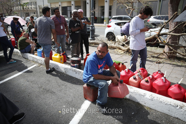 26일(현지시간) 푸에르토리코 주민들이 휘발유를 얻기 위해 길게 줄을 서 있다. [사진=게티이미지]