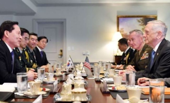 South Korea`s Defense Minister Song Young-moo(far left) meets with with US Defense Secretary Jim Mattis (far right) at the Pentagon on Aug. 31, 2017. (Yonhap)