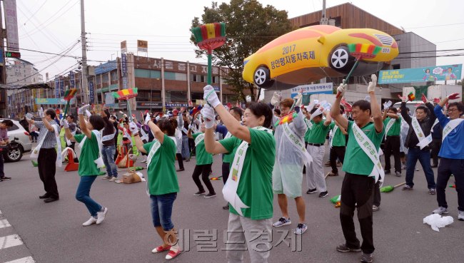 국내 최고의 자동차애프터마켓 중심으로 거듭나기 위해 지역에 생업의 뿌리를 내리고 있는 주민들이 주축이 되어 장안평 일대 대청소 캠페인을 9월 27일(수) 실시했다. 캠페인에 참여하고 있는 종사자들이 함께 플레쉬몹 댄스를 추고 있다. <br />정희조 기자/checho@heraldcrop.com  170927
국내 최고의 자동차애프터마켓 중심으로 거듭나기 위해 지역에 생업의 뿌리를 내리고 있는 주민들이 주축이 되어 장안평 일대 대청소 캠페인을 9월 27일(수) 실시했다. 캠페인에 참여하고 있는 종사자들이 함께 플레쉬몹 댄스를 추고 있다.
정희조 기자/checho@heraldcrop.com  170927