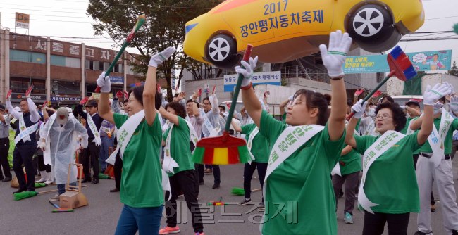 국내 최고의 자동차애프터마켓 중심으로 거듭나기 위해 지역에 생업의 뿌리를 내리고 있는 주민들이 주축이 되어 장안평 일대 대청소 캠페인을 9월 27일(수) 실시했다. 캠페인에 참여하고 있는 종사자들이 함께 플레쉬몹 댄스를 추고 있다. <br />정희조 기자/checho@heraldcrop.com  170927
국내 최고의 자동차애프터마켓 중심으로 거듭나기 위해 지역에 생업의 뿌리를 내리고 있는 주민들이 주축이 되어 장안평 일대 대청소 캠페인을 9월 27일(수) 실시했다. 캠페인에 참여하고 있는 종사자들이 함께 플레쉬몹 댄스를 추고 있다.
정희조 기자/checho@heraldcrop.com  170927