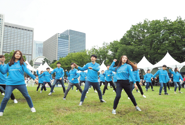 도쿄 한일축제한마당에서 플래시몹을 하고 있는 한국방문위원회 소속 대학생 미소국가대표들과 한국국제교류재단 소속 대학생들.